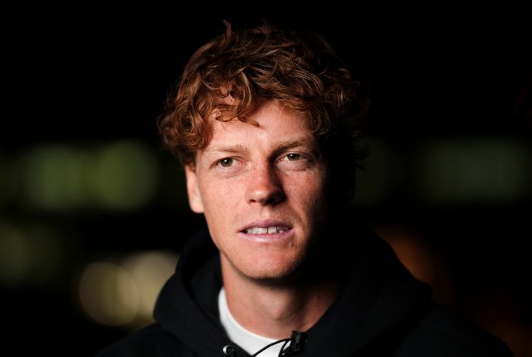 Sinnerovi pomohlo na Wimbledonu zranění soupeře. Teď ho však může vyřadit stejný problém