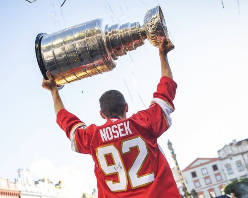 Nosek přivezl Stanley Cup do Pardubic! Oslavy, kočár s koňmi a snídaně z poháru