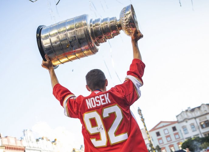 Nosek přivezl Stanley Cup do Pardubic! Oslavy, kočár s koňmi a snídaně z poháru