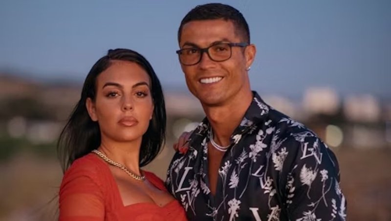 Cena za lásku. Goergina byla kvůli Ronaldovi vyhozena z práce