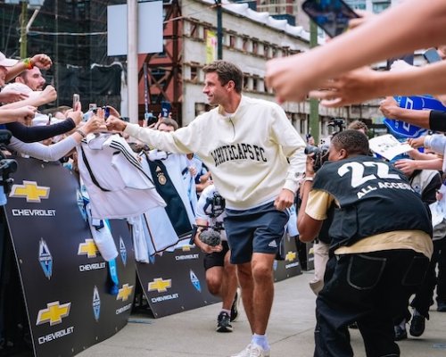 Velké premiéry fotbalových hvězd? Müllerovi neuznali trefu, Giroud pronikl do análů Lille a půl hodinu hrál za Milán už i Modrič