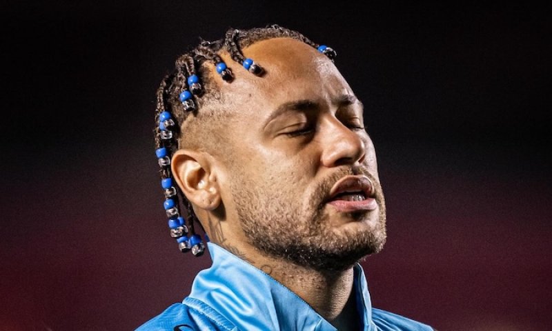 Ponížení, pláč, hněv fandů i utěšování Coutinhem. Neymar se po nejhorší prohře kariéry neubránil slzám, trenér dostal padáka
