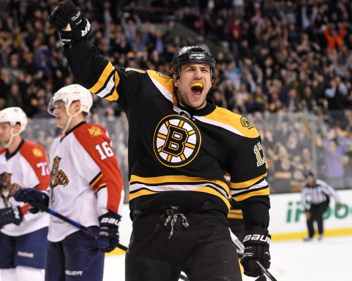 Lucic po skandálu zpět! Blues dávají šanci hokejovému rváči