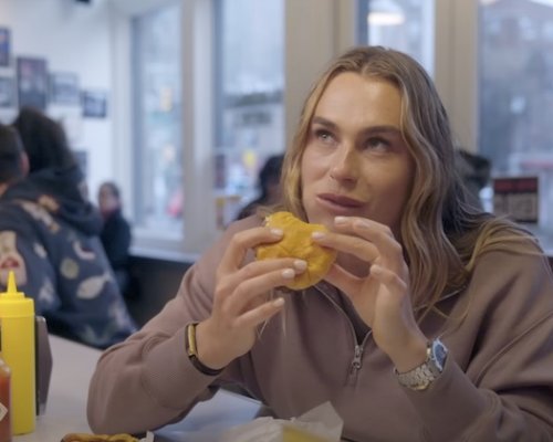 Sabalenka v New Yorku? Móda, koktejly i teambuilding a pak zpět na kurty US Open (sbírat míčky Djokovičovi)