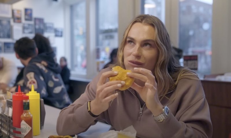 Sabalenka v New Yorku? Móda, koktejly i teambuilding a pak zpět na kurty US Open (sbírat míčky Djokovičovi)