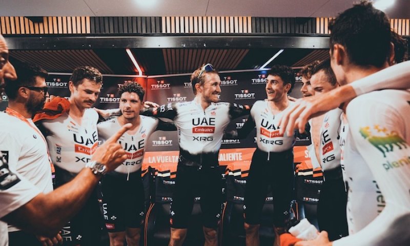 Vuelta: UAE Team Emirates ovládl týmovou časovku, zpátky v červeném je však jeho rival Vingegaard