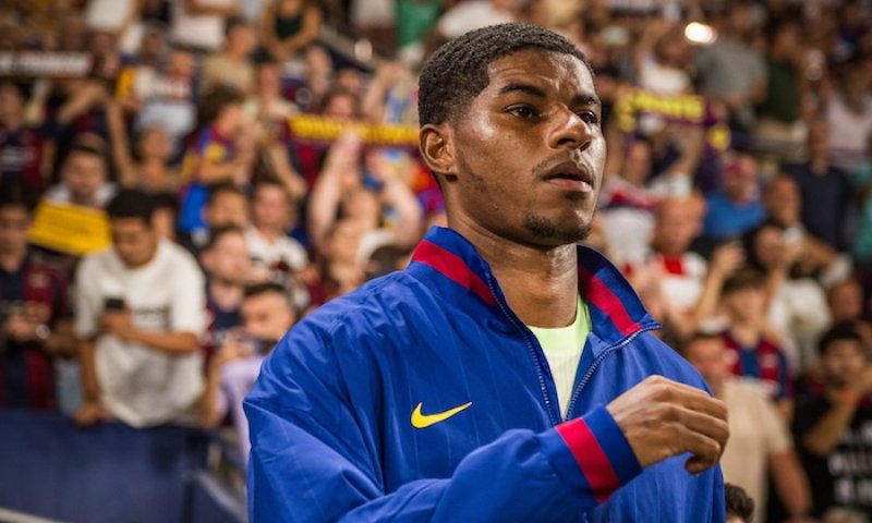 Rashford v Barce místo gólů loví pánve. Fanoušci ho trollí: Nekupuj si toho moc, stejně odejdeš!