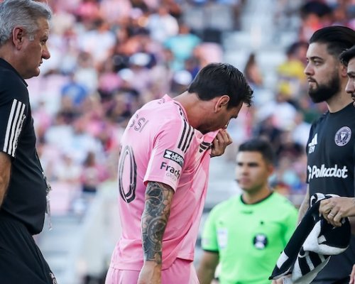 Messiho smolný večer: 11 minut, opětovné zranění stehna a frustrace na trávníku