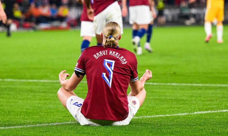 Jedenáct ran od Norska. Haaland se omlouval moldavskému brankáři, který schytal historický debakl