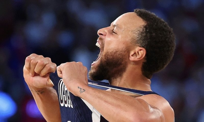 Fenomenální trojkař Curry boduje i bez míče! Jeho dílo se vyšvihlo mezi nejprodávanější knihy současnosti a kraluje žebříčkům sportovní literatury