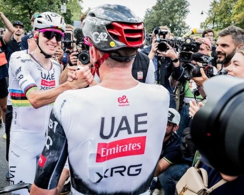 Když šampion udělá gesto: Pogačar obětoval vítězství, McNulty plakal štěstím. Montréal patřil UAE Team Emirates