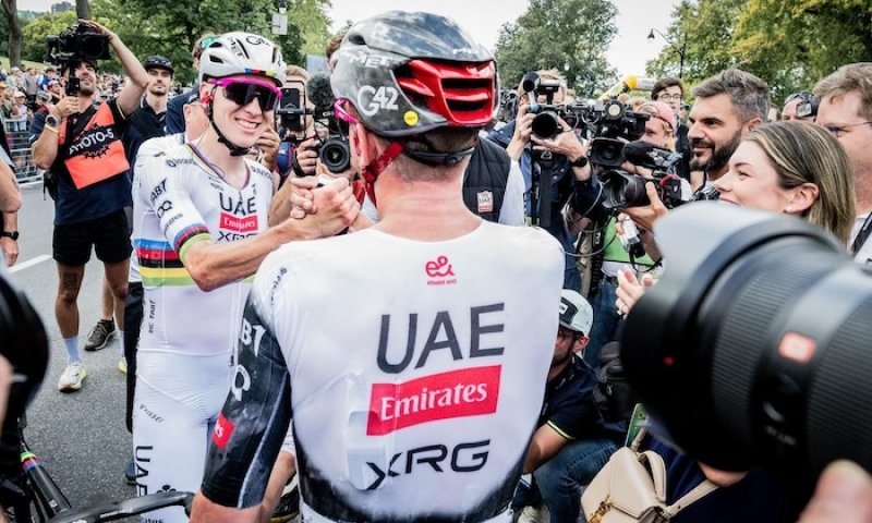 Když šampion udělá gesto: Pogačar obětoval vítězství, McNulty plakal štěstím. Montréal patřil UAE Team Emirates