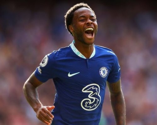 Chelsea s ním zachází jako s odpadem. Sterling trénuje sám v noci, expert se obává o jeho psychiku