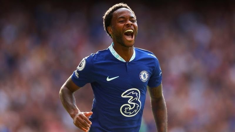 Chelsea s ním zachází jako s odpadem. Sterling trénuje sám v noci, expert se obává o jeho psychiku