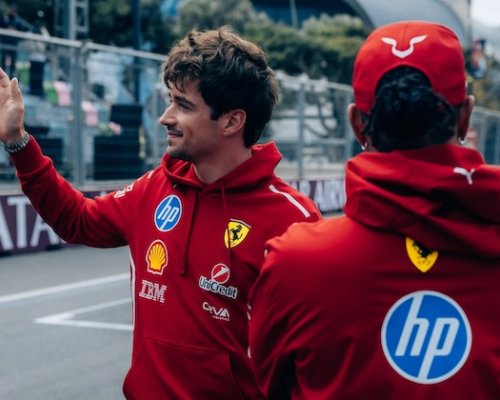 Ferrari řešilo v Baku hořký týmový spor. „Hamilton si klidně může užít osmé místo,“ ironizoval situaci Leclerc