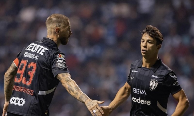 Fiasko v Mexiku: Ramos selhal při pokusu o „vršovický dloubák“ a hvězdné Monterrey bylo rozebráno na atomy