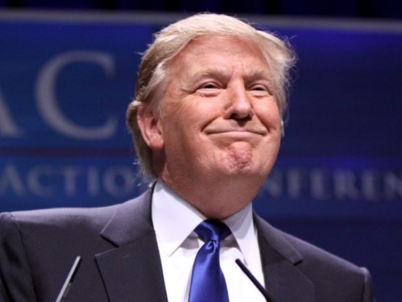 Znesvěcení posvátné půdy, nebo geniální show? Trump dělá z Bílého domu nové Las Vegas