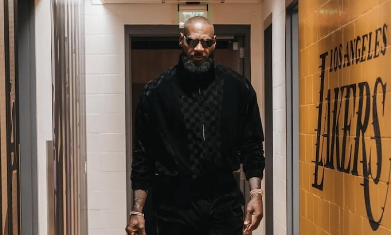 52 milonů dolarů bez bonusů, reklam a dalších příjmů? To by nepokračoval jen blázen. Vypadám dobře, moje žena je krásná, říká LeBron