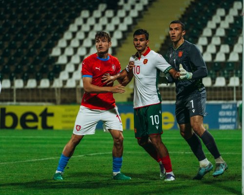 Další pád českého fotbalz! Lvíčata padla v Bulharsku, gólman zuřil po oslavě narozenin