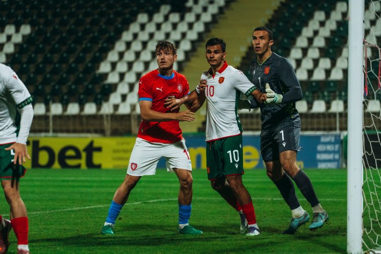 Další pád českého fotbalz! Lvíčata padla v Bulharsku, gólman zuřil po oslavě narozenin