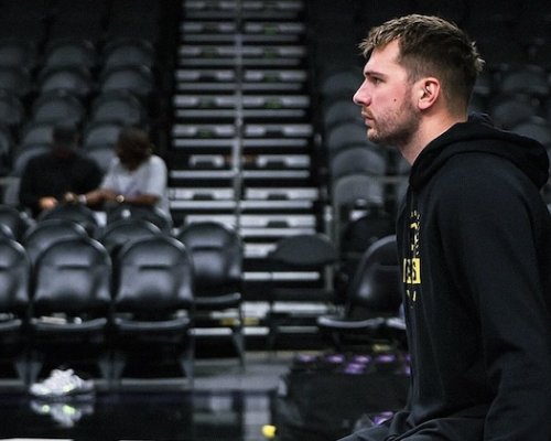 Dvaadvacet minut, 25 bodů. Slovinský superhrdina Dončić předvedl ve své první přípravě za Lakers několik parádních momentů