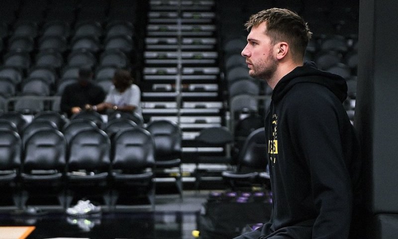 Dvaadvacet minut, 25 bodů. Slovinský superhrdina Dončić předvedl ve své první přípravě za Lakers několik parádních momentů