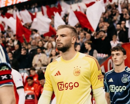 Z Ajaxu se stává chaotický klub bez respektu k lidem, kteří rozumějí fotbalu. Je v něm příliš mnoho trpaslíků a klaunů, zlobí se Van Basten