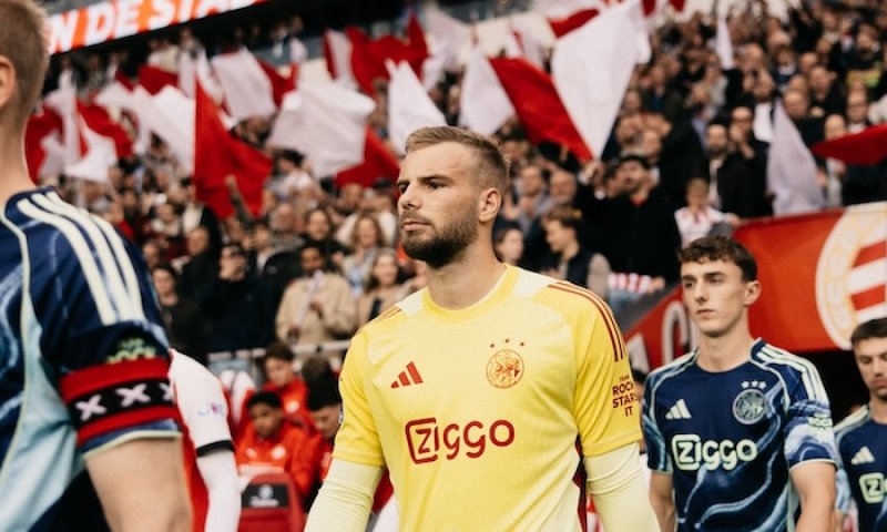 Z Ajaxu se stává chaotický klub bez respektu k lidem, kteří rozumějí fotbalu. Je v něm příliš mnoho trpaslíků a klaunů, zlobí se Van Basten
