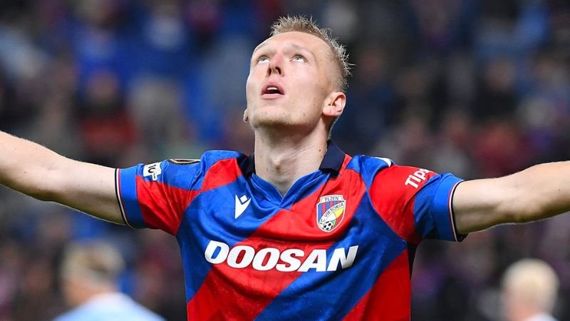 „Jako by Plzeň hrála s mužem navíc.“ Trenér Malmö cítil křivdu a neváhal zkritizovat rozhodčího