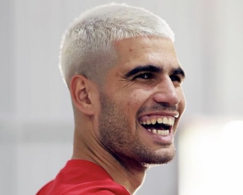 Zlatý chlapec se změnil před Paříží a Turínem v platinového válečníka. Alcaraz spustil blond mánii