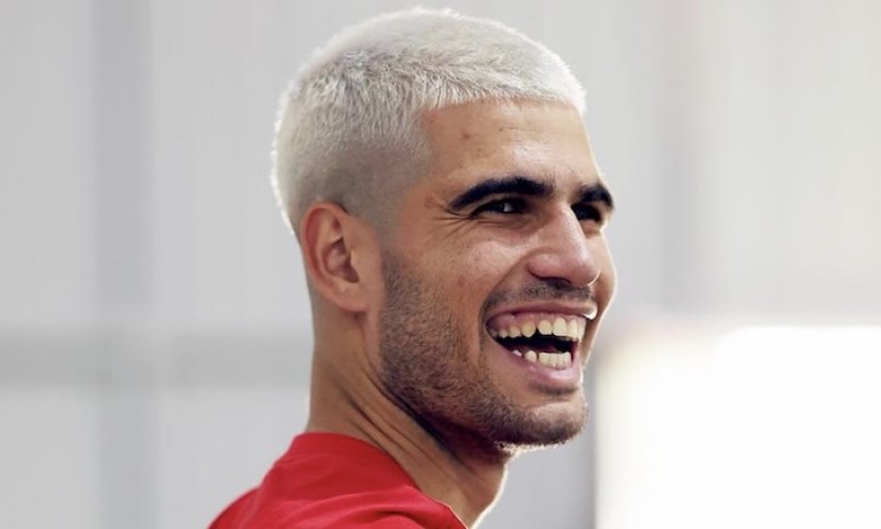 Zlatý chlapec se změnil před Paříží a Turínem v platinového válečníka. Alcaraz spustil blond mánii