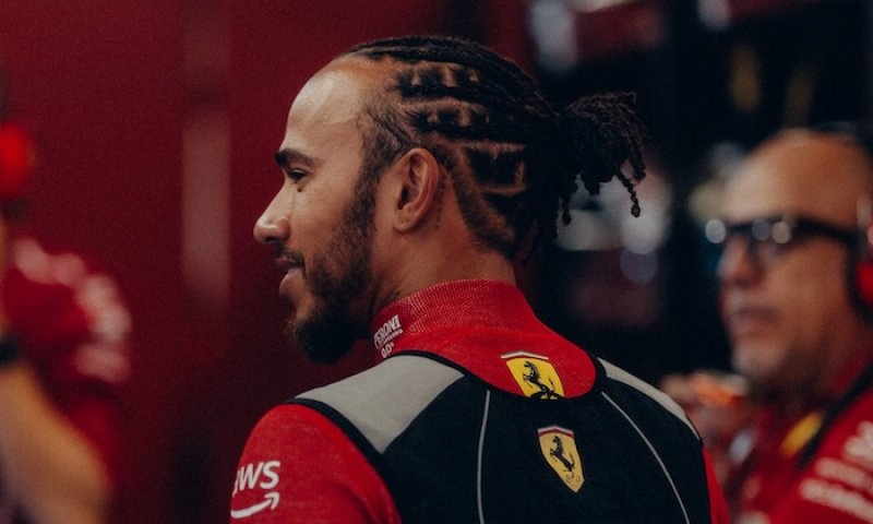Hamiltonová série 18 ročníků s pódiem visí na vlásku. „Naším cílem je skončit před Mercedesem," zmiňuje cíl zkušený Brit