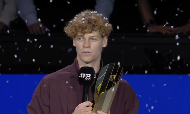 Dvacátá výhra v řadě na halových tvrdých površích a generační rekord! Sinner už jednapadesátkrát vyzrál na hráče z TOP 10