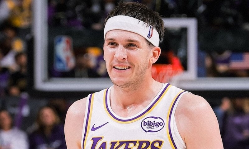 Že bílí muži neumějí skákat? Reaves napodobil Dončiće, Westbrooka a Hardena, fanoušci Lakers něco takového neviděli 62 let