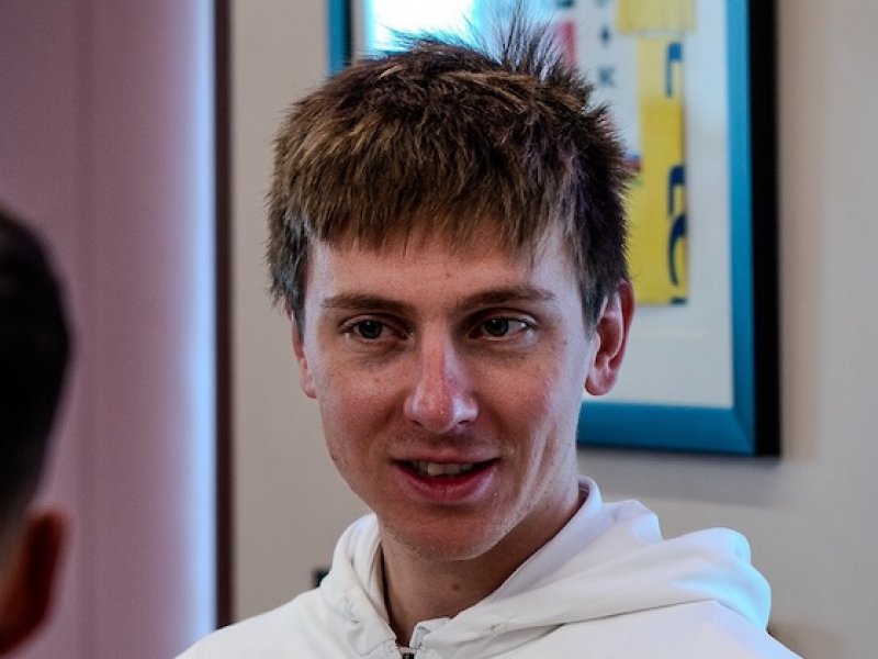 Pogačar pod ochranou. Tým UAE nasazuje motorky proti dotěrným fanouškům