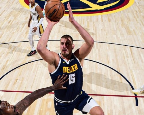 Fenomenální Jokić opět mění historii NBA. Vyrovnal rekord legend a míří za dalším neuvěřitelným milníkem