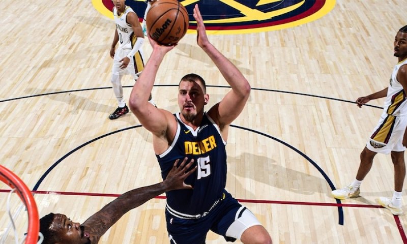 Fenomenální Jokić opět mění historii NBA. Vyrovnal rekord legend a míří za dalším neuvěřitelným milníkem