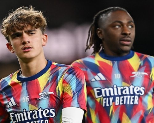 Historicky nejmladšímu hráči v základu Arsenalu Dowmanovi už se tleská ve stoje. „Chraňme ho," nabádá Arteta