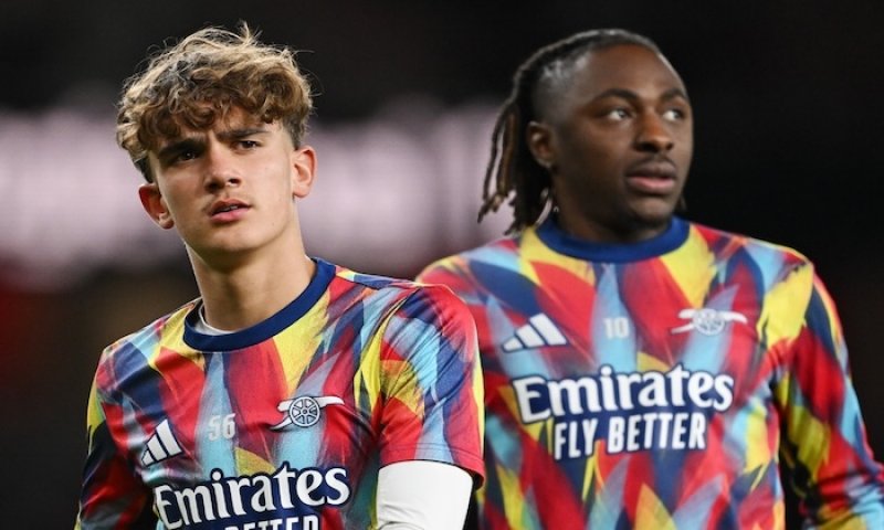 Historicky nejmladšímu hráči v základu Arsenalu Dowmanovi už se tleská ve stoje. „Chraňme ho," nabádá Arteta