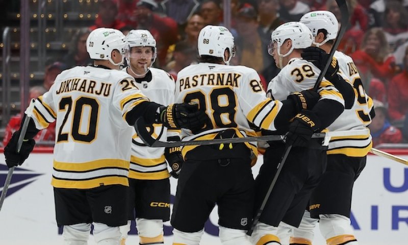 Pastrňák zářil při premiéře nového trenéra Bruins. V otevíracích zápasech přeskočil Krejčího a před ním už je pouze Bourque