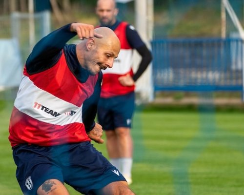 Vydělávám hudbou, fotbal je taková brigáda, hlásí ze čtvrté ligy Kučera. Rozepře s otcem, který ho v divizi trénuje, jsou pryč