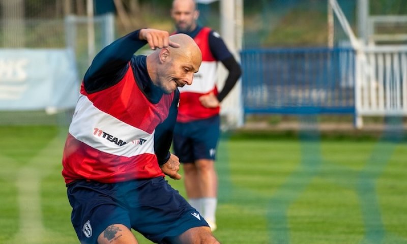 Vydělávám hudbou, fotbal je taková brigáda, hlásí ze čtvrté ligy Kučera. Rozepře s otcem, který ho v divizi trénuje, jsou pryč