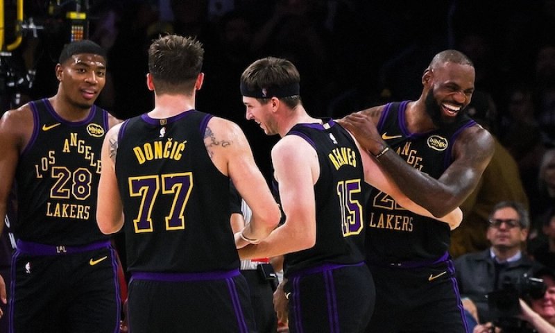 LeBronův návrat po sedmi měsících?  29 minut, 11 bodů, 12 asistencí, tři doskoky a překonání legendárního Reggieho Millera