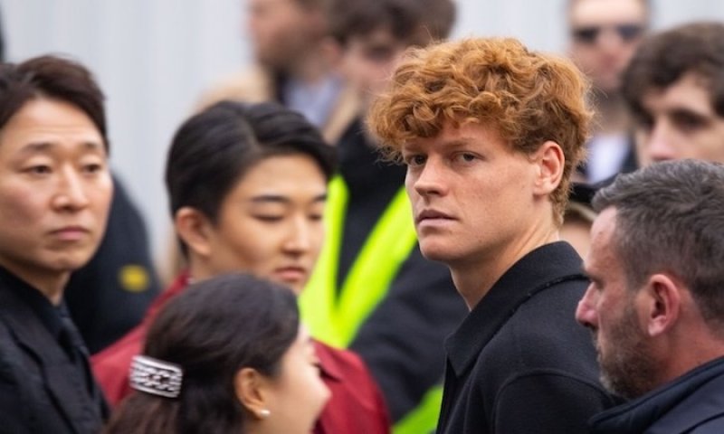 Desátý velký titul a opětovný návrat na světový trůn. Sinnerovi začal jeho 66. týden na vrcholu