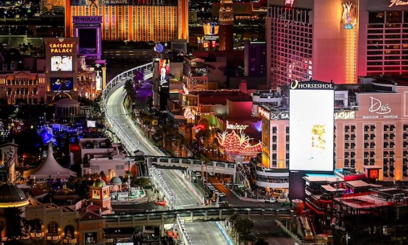 Pirelli nastavilo limit pneumatik a Katar tak čeká mimořádně napínavá Velká cena. Piloti musí zajet minimálně dvakrát do boxů