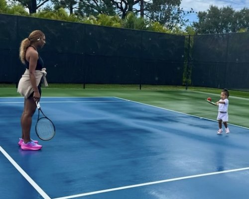 Serena Williams dojímá internet. Dvouletou dceru učí tenis a fanoušci už jí věští titul na US Open 2040