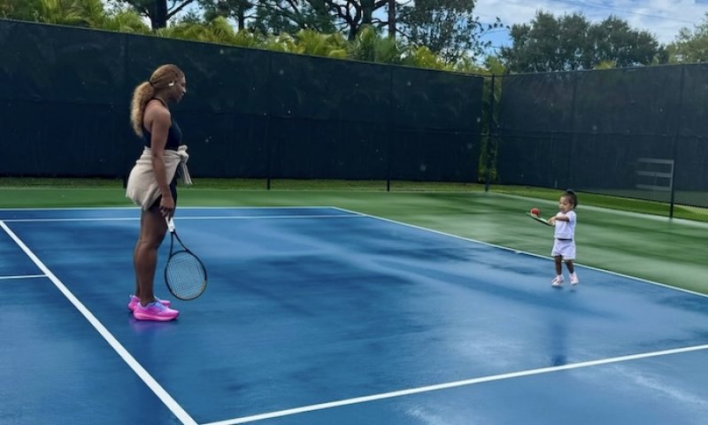 Serena Williams dojímá internet. Dvouletou dceru učí tenis a fanoušci už jí věští titul na US Open 2040