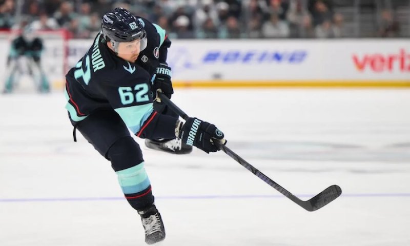 Kdo do pálí 160 km/h a kdo bruslí 40 km/h? Statistiky NHL ukázaly extrémy sezony a v jedné z nich září i Čech Dobeš