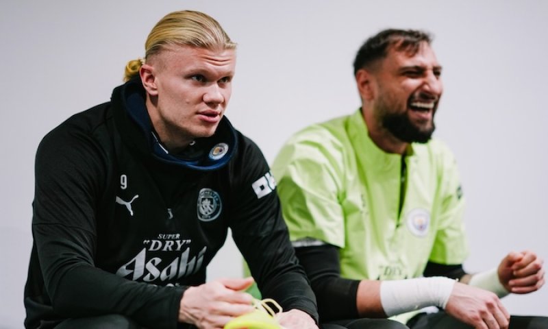 „Žije pro góly," říká Guardiola o Haalandovi, jenž zaujal robotickou oslavou a la Crouch. Kouč ho staví na úroveň Messiho s Ronaldem