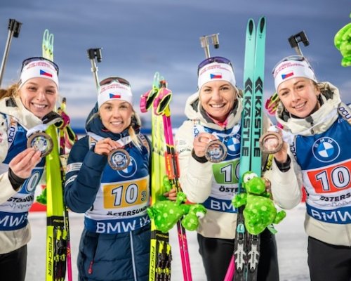 Jislové s Charvátovou to sedlo a Davidová při premiéře v roli finišmanky přivezla štafetu s úsměvem na rtech na bronzové pozici